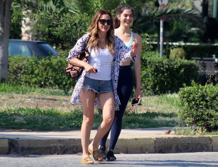 Μαμά και κόρη είναι αχώριστες: Φωτογραφίες από τη βόλτα της Δέσποινας Βανδή και της Μελίνας Νικολαΐδη στη Γλυφάδα
