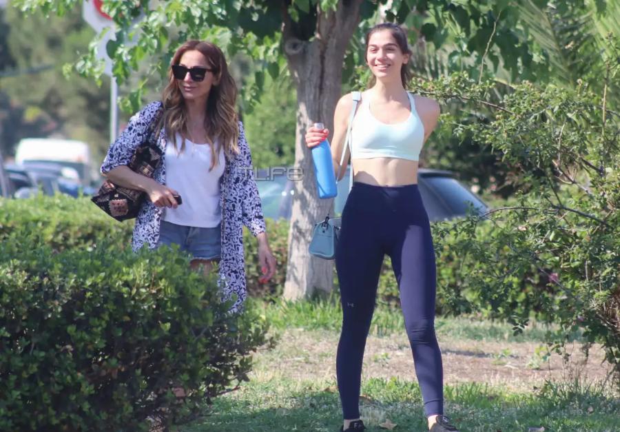 Μαμά και κόρη είναι αχώριστες: Φωτογραφίες από τη βόλτα της Δέσποινας Βανδή και της Μελίνας Νικολαΐδη στη Γλυφάδα