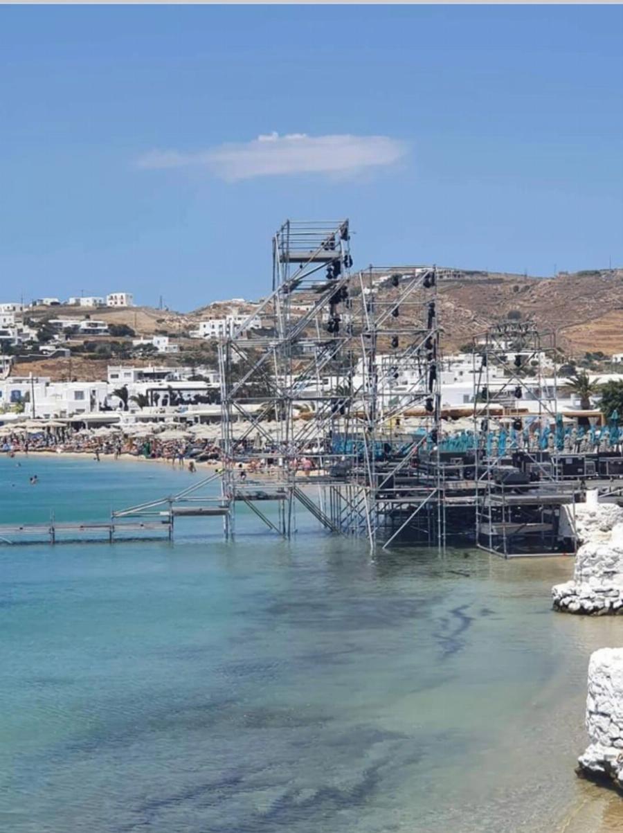 Συναυλία με κόστος όσο ένα αυτοκίνητο: 15.000 ευρώ η ελάχιστη κατανάλωση για πρώτο τραπέζι στη συναυλία του στον Ορνό της Μυκόνου