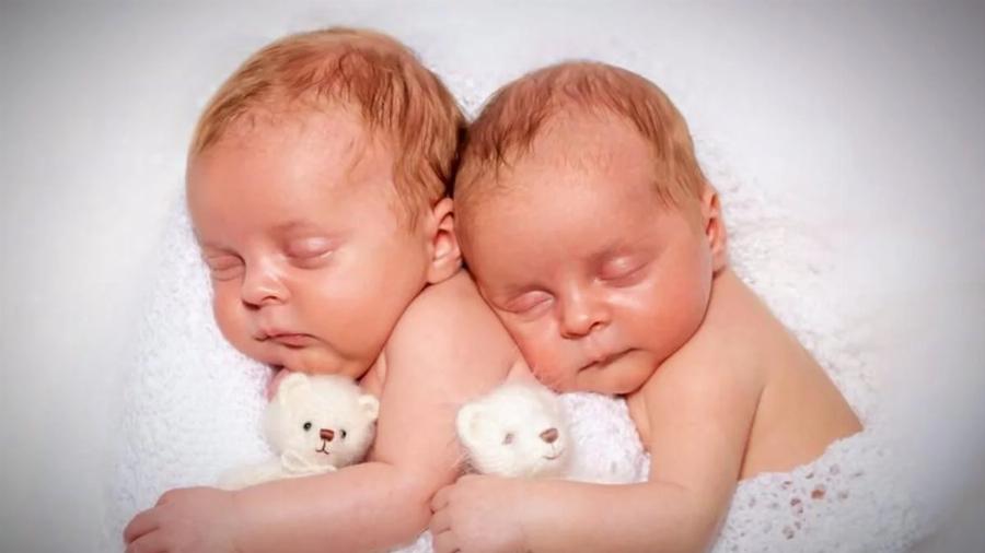Η χαρά της μητρότητας: Είχε 12 αποβολές σε 5 χρόνια αλλά κατάφερε να γεννήσει διδυμάκια