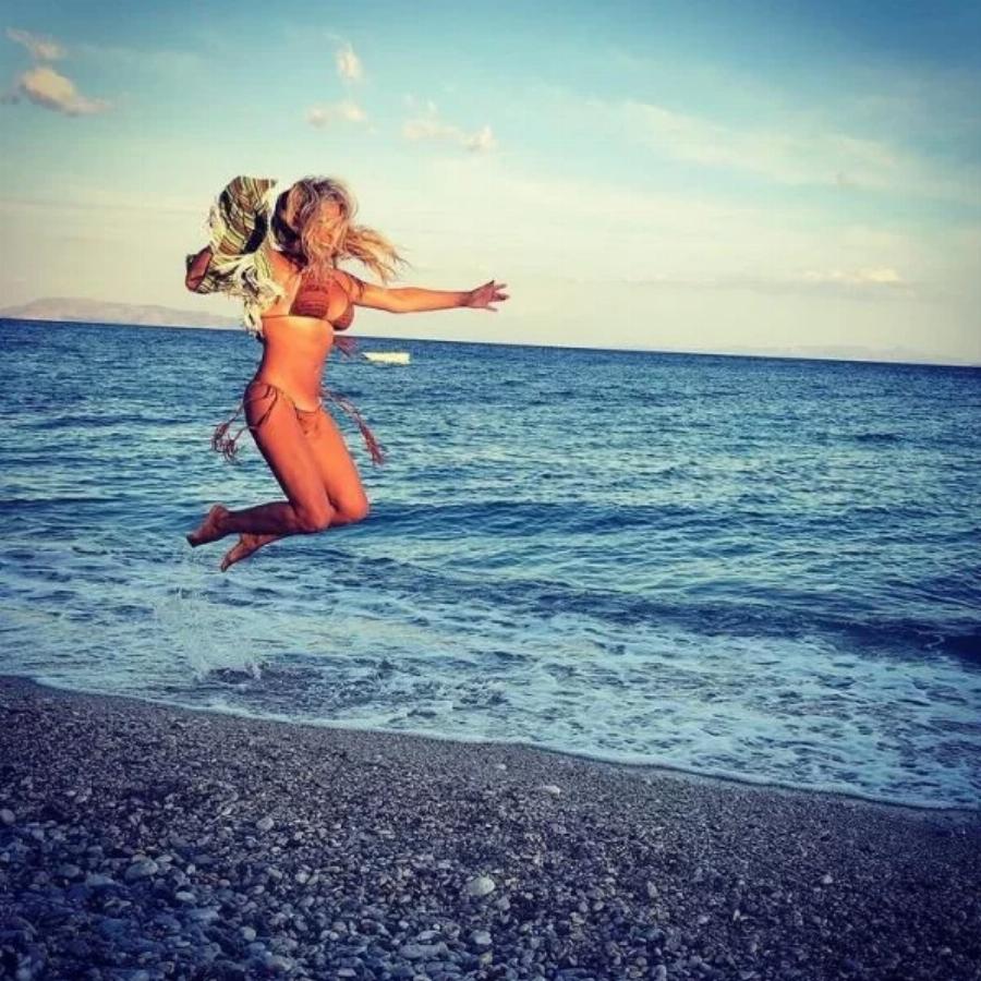 Γυμνασμένη και ηλιοκαμένη η Ζώζα Μεταξά: Οι αρετουσάριστες φωτογραφίες στα 49 με μπικίνι και τέλειο σώμα – Τι έχει κόψει από τη διατροφή της