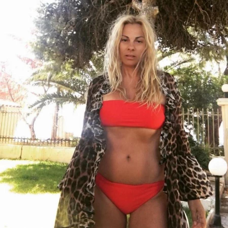 Γυμνασμένη και ηλιοκαμένη η Ζώζα Μεταξά: Οι αρετουσάριστες φωτογραφίες στα 49 με μπικίνι και τέλειο σώμα – Τι έχει κόψει από τη διατροφή της