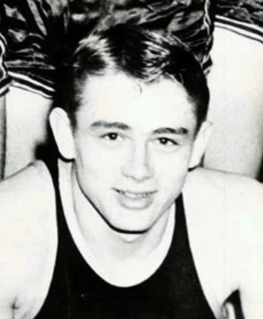 Η ιστορία του Αμερικάνου ηθοποιού Τζέιμς Ντιν: Έχασε τη μητέρα του 9 ετών, κακοποιήθηκε στα 11 και στα 24 «έφυγε» από τη ζωή, ενώ είχε ήδη γίνει θρύλος