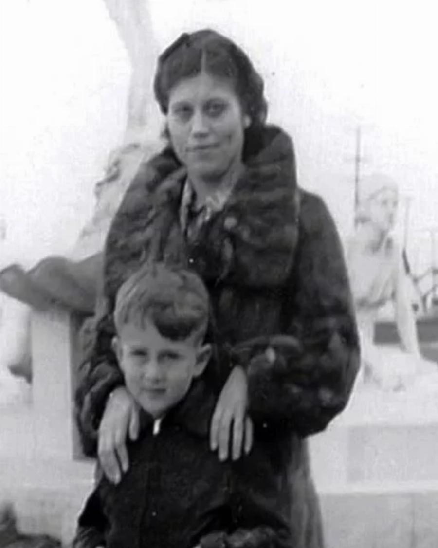 Η ιστορία του Αμερικάνου ηθοποιού Τζέιμς Ντιν: Έχασε τη μητέρα του 9 ετών, κακοποιήθηκε στα 11 και στα 24 «έφυγε» από τη ζωή, ενώ είχε ήδη γίνει θρύλος