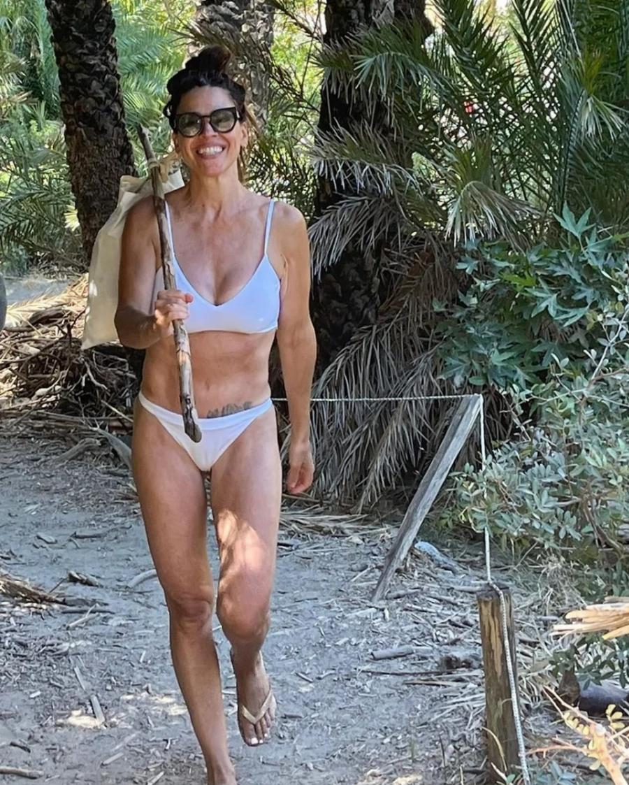 Εντυπωσιάζει με το γυμνασμένο κορμί της: Η Ναταλία Δραγούμη απαθανατίστηκε με μαγιό στις διακοπές της