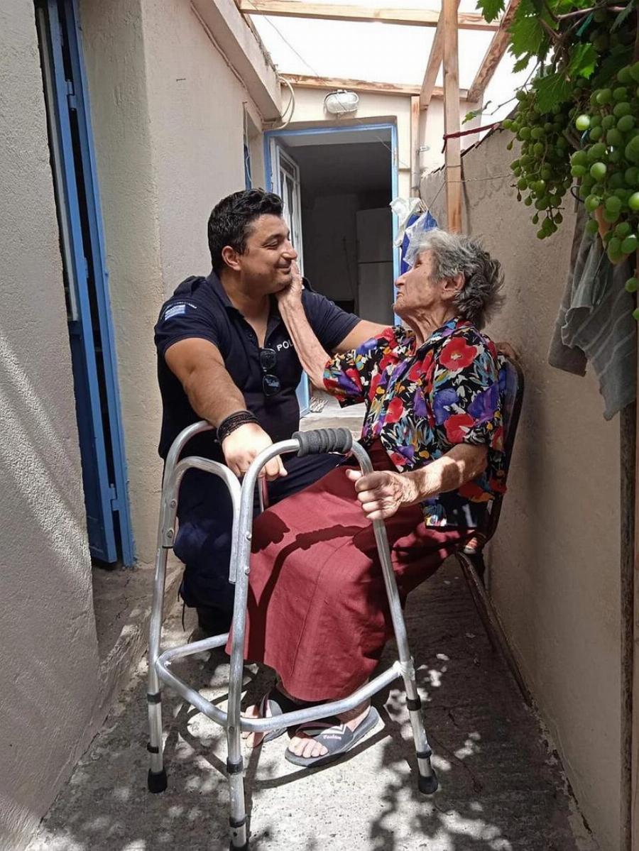 Πυρκαγιά στη Λέσβο: Συγκινητικές εικόνες από την επιχείρηση της ΕΛΑΣ για εκκένωση του οικισμού Σταυρού