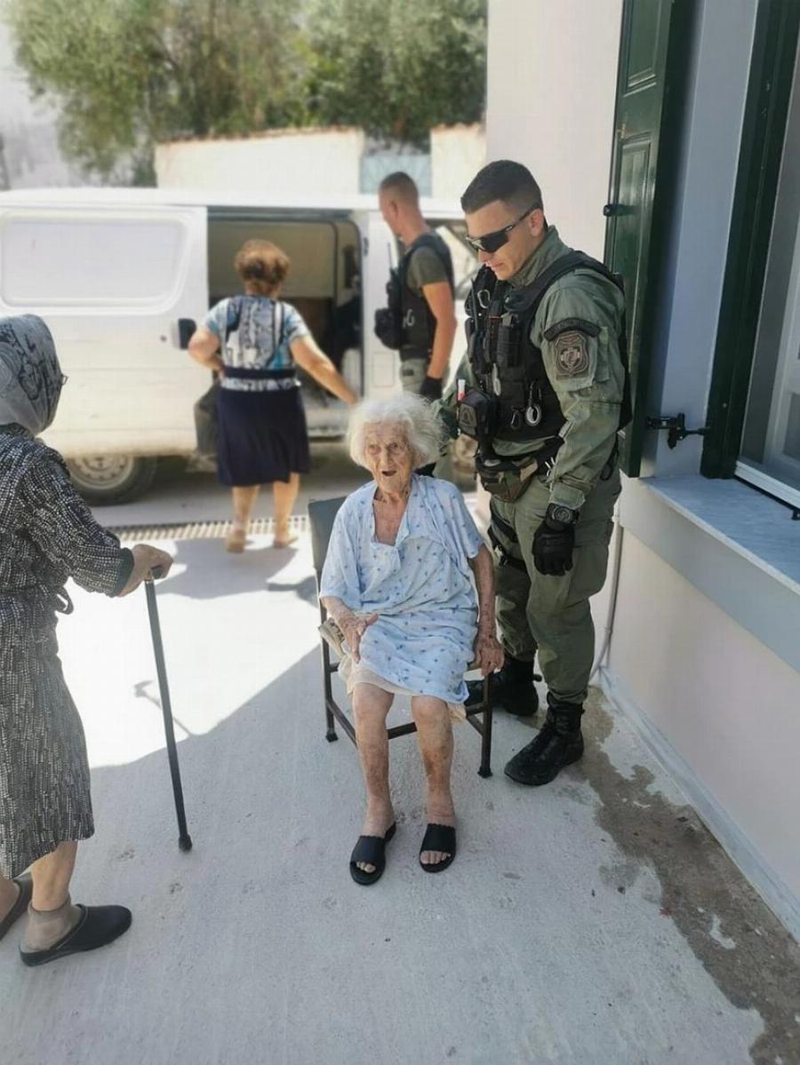 Πυρκαγιά στη Λέσβο: Συγκινητικές εικόνες από την επιχείρηση της ΕΛΑΣ για εκκένωση του οικισμού Σταυρού