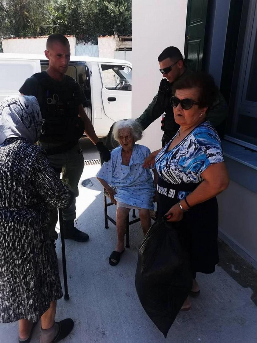 Πυρκαγιά στη Λέσβο: Συγκινητικές εικόνες από την επιχείρηση της ΕΛΑΣ για εκκένωση του οικισμού Σταυρού