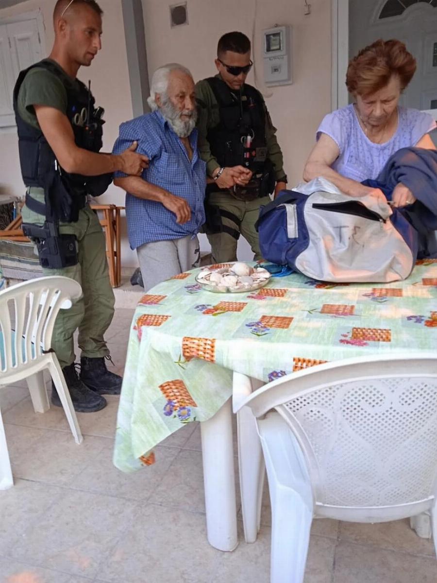 Πυρκαγιά στη Λέσβο: Συγκινητικές εικόνες από την επιχείρηση της ΕΛΑΣ για εκκένωση του οικισμού Σταυρού