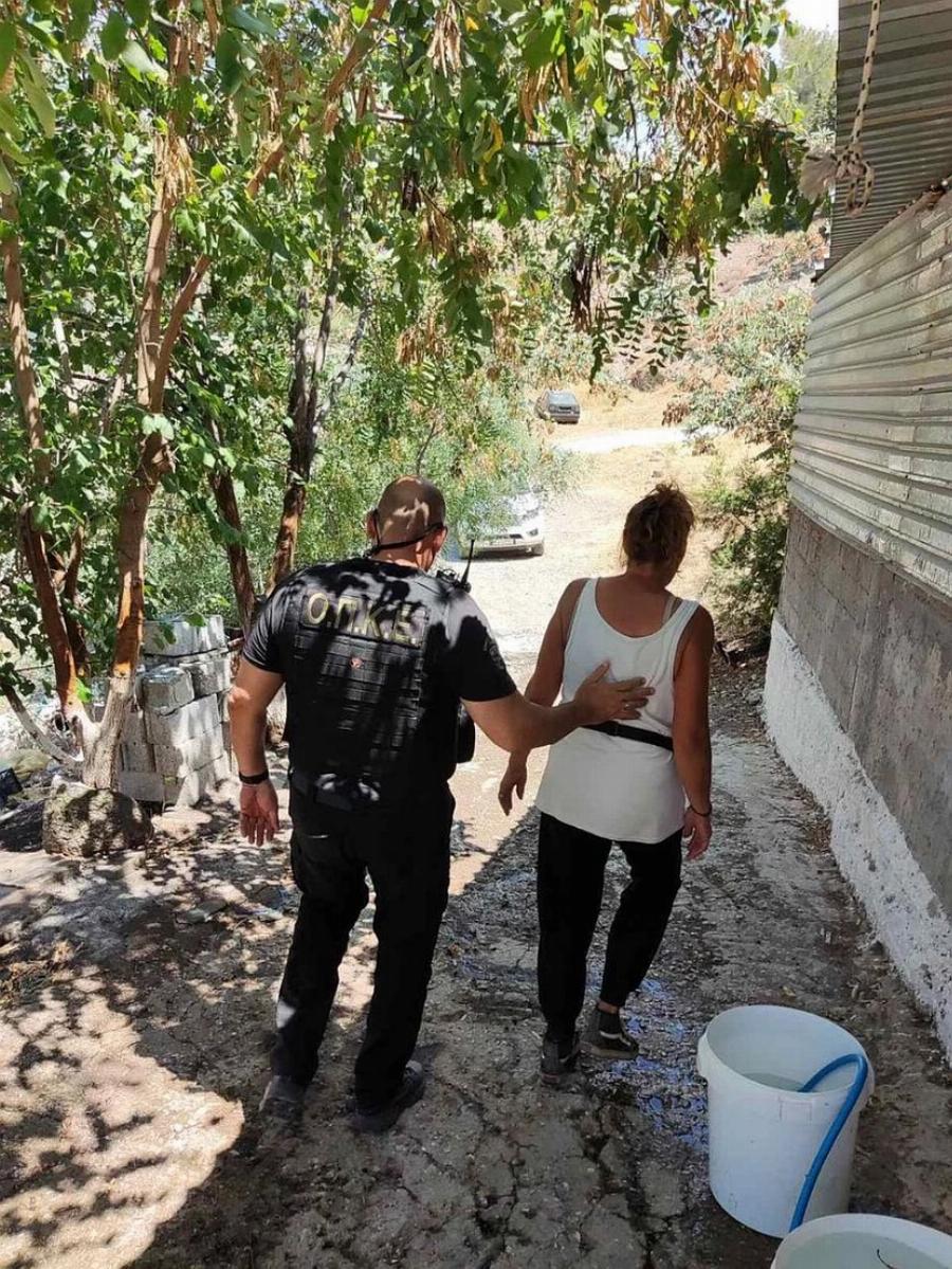 Πυρκαγιά στη Λέσβο: Συγκινητικές εικόνες από την επιχείρηση της ΕΛΑΣ για εκκένωση του οικισμού Σταυρού