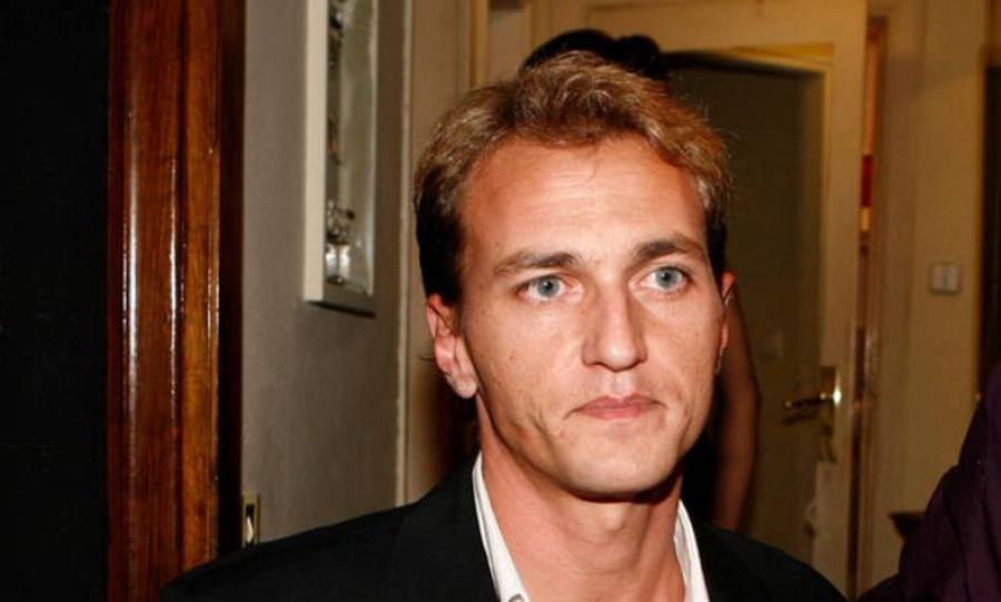 Χάρης Ασημακόπουλος: Η απόφαση να γίνει ηθοποιός, η συνεργασία με τον Παπακαλιάτη, οι θαυμαστές και ο ρόλος που τον στιγμάτισε