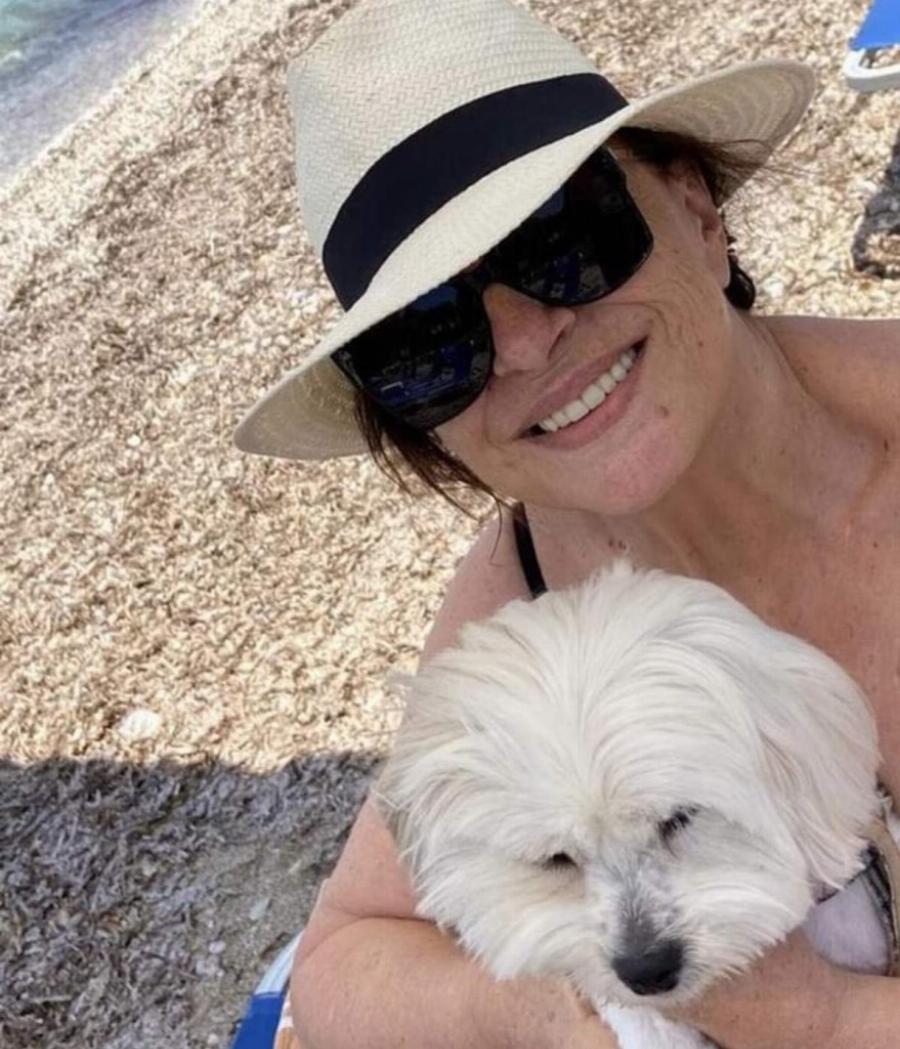 Σπάνιο στιγμιότυπο: Η αρετουσάριστη φωτογραφία της Χάρις Αλεξίου – Πιο λαμπερή από ποτέ στην παραλία με μαγιό