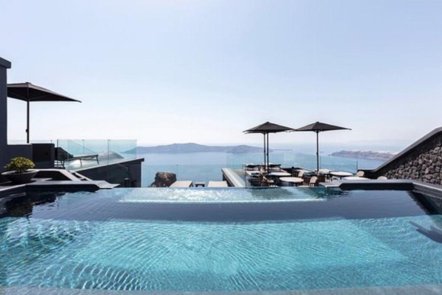 Δεν πάει ο νους σας: Το αστρονομικό ποσό για μια νύχτα στο πολυτελές ξενοδοχείο της Αθηνάς Οικονομάκου και του Φίλιππου Μιχόπουλου στην Σαντορίνη