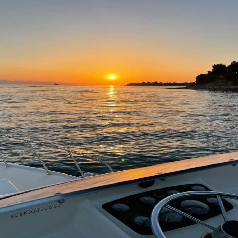 Το «έκαψε» με τρελό γλέντι σε ιδιωτικό σκάφος: Ξέχασε ήδη την Καινουργιού ο Φίλιππος Τσαγκρίδης μετά τον οριστικό χωρισμό