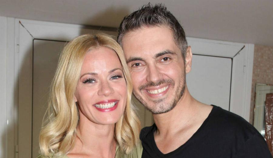 Αγνώριστη 25 χρόνια πριν: Η φώτο που διέρρευσε με την Ζέτα Μακρυπούλια με μαύρα μαλλιά στην αγκαλιά του Αντώνη Ρέμου