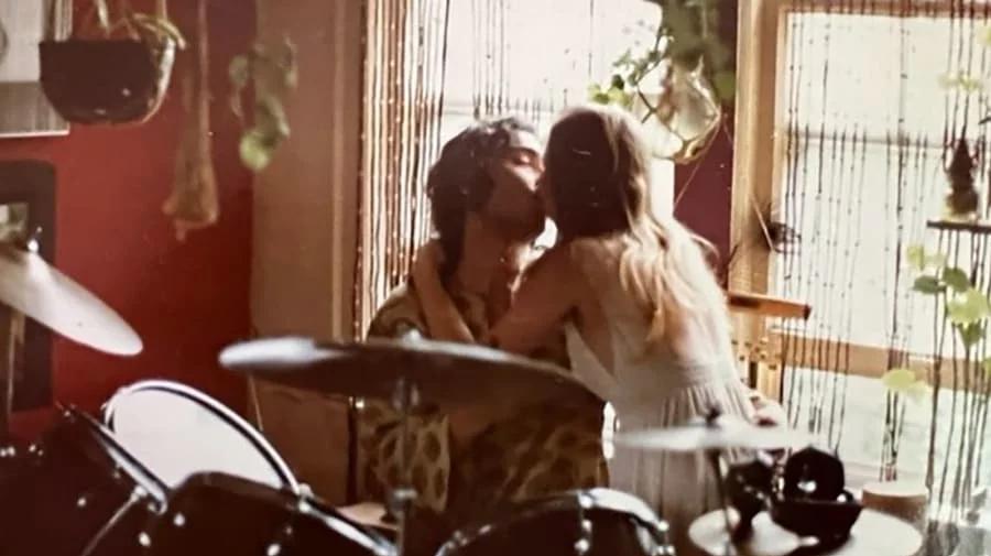 Στο CNN η ιστορία της: Ηρθε στην Ελλάδα από τις ΗΠΑ για διακοπές το 1971 και βρήκε τον έρωτα της ζωής της