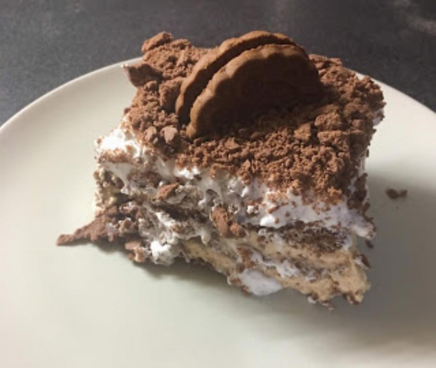 Ονειρικό και μπισκοτένιο: Δροσερό γλυκό ψυγείου με γιαούρτι και ζαχαρούχο γάλα – Έτοιμο μόλις σε 15 λεπτά