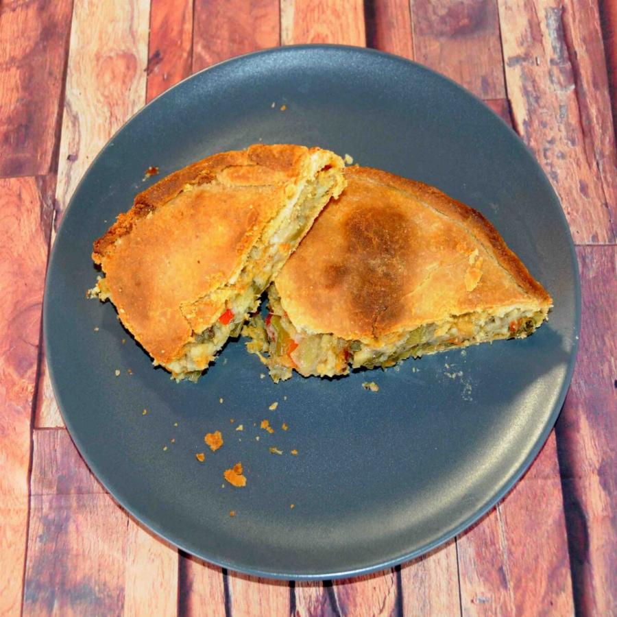 Γιαγιαδίστικη πατατόπιτα από το χωριό: Η παραδοσιακή συνταγή με κόκκινες πιπεριές και φρέσκα υλικά