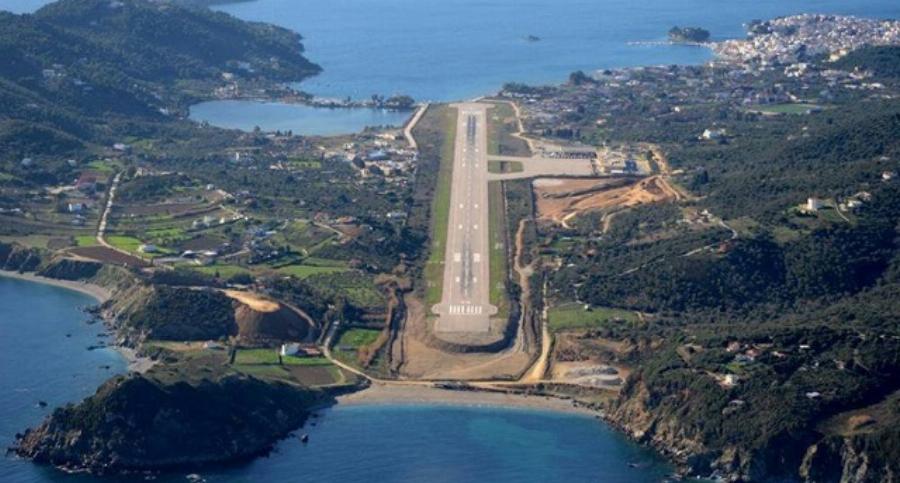 Σοκαριστικό περιστατικό στο αεροδρόμιο της Σκιάθου: Τουρίστρια εκτινάχθηκε από τα αέρια τουρμπίνων αεροσκάφους