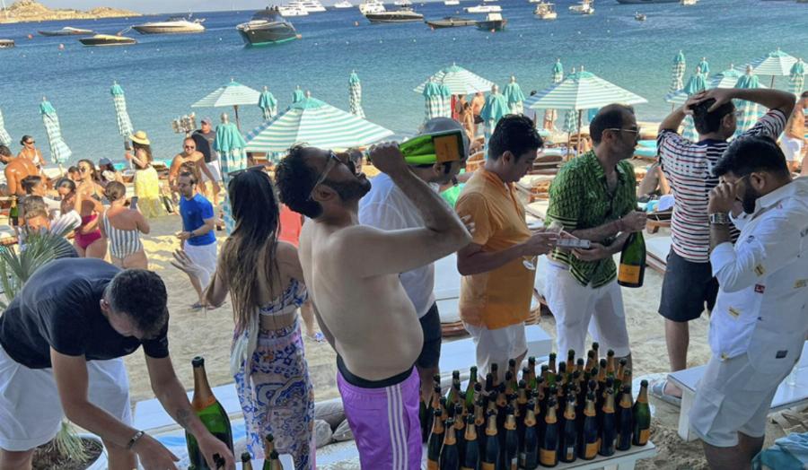 Παρέα Αράβων άνοιξε 200 πανάκριβες σαμπάνιες για να παίξουν μπουγέλο στη Μύκονο
