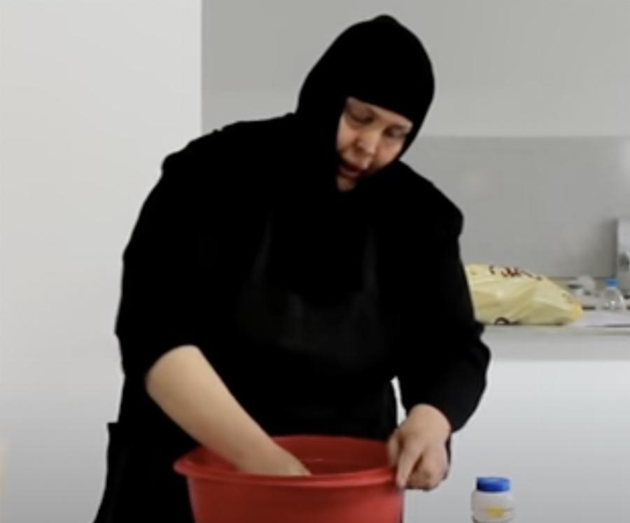 Γερόντισσα Άννα: Φτιάχνει πρόσφορο και δίνει συμβουλές για την τέλεια εκτέλεση