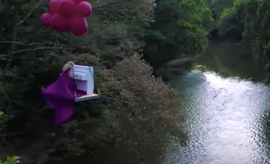 Πρωτόγνωρες εικόνες στα Τέμπη: Ιπτάμενο πιάνο και παραμυθένια παρουσία στην γνωστή κοιλάδα