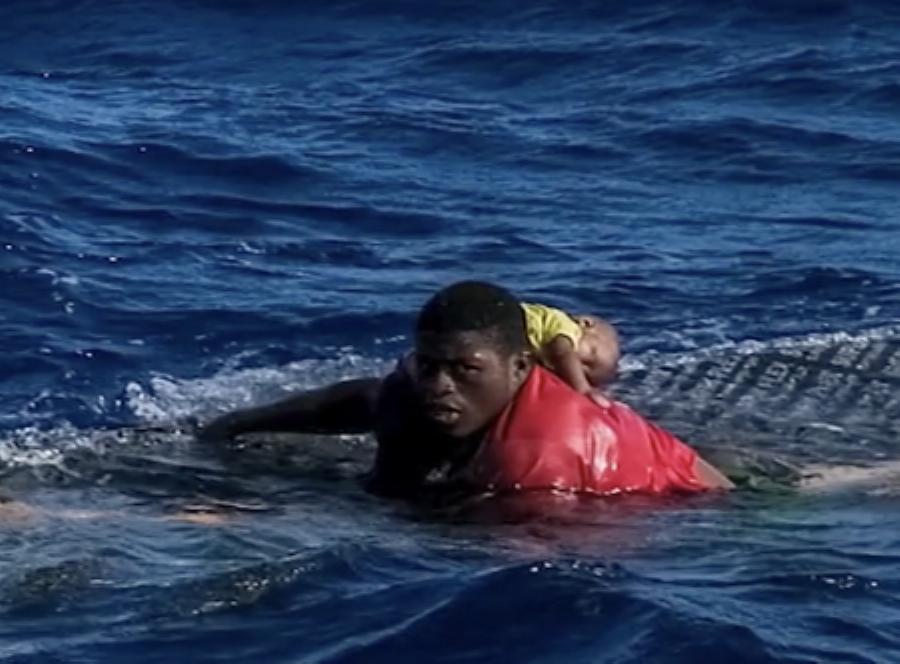 Συγκλονιστική ιστορία: 17χρονος μετανάστης κολύμπησε για να σώσει ένα μωρό 4 μηνών μετά τη βύθιση του σκάφους τους