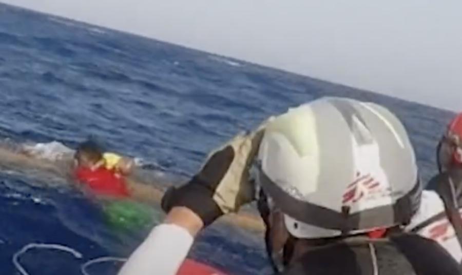 Συγκλονιστική ιστορία: 17χρονος μετανάστης κολύμπησε για να σώσει ένα μωρό 4 μηνών μετά τη βύθιση του σκάφους τους