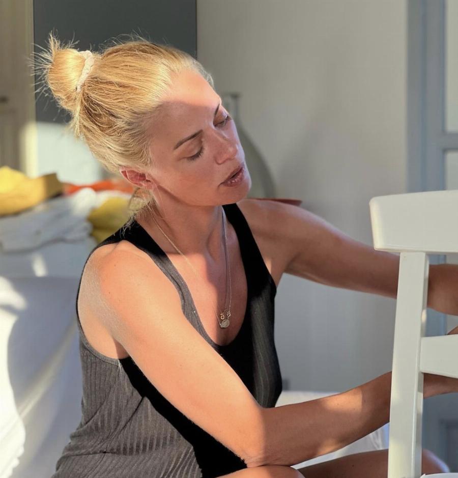 Αγνώριστη η Ζέτα Μακρυπούλια στις διακοπές της: Άβαφη, αχτένιστη και αγουροξυπνημένη