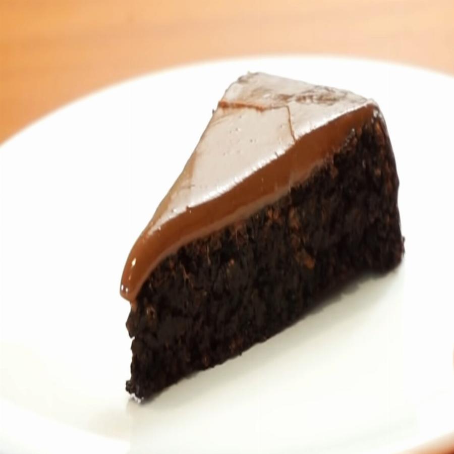 Θα μείνετε άφωνοι: Κέικ σοκολάτας που έχει μόνο 50 θερμίδες το κομμάτι και είναι σκέτη κόλαση