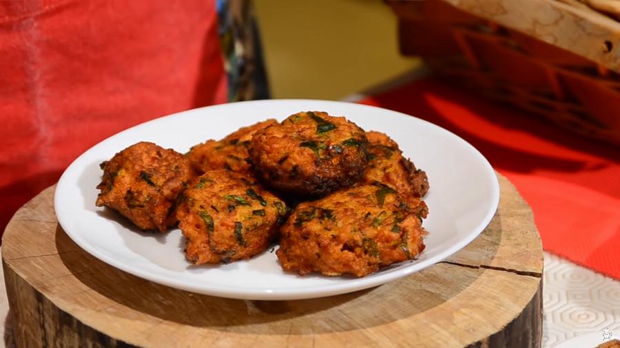 Η συνταγή από το χωριό: Πεντανόστιμα κεφτεδάκια με ντομάτα και γιαούρτι – Γίνονται σαν λουκούμι