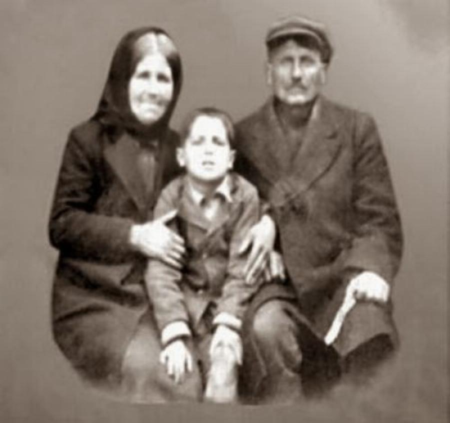 Η στοργική μητέρα του Αγίου Παϊσιου και το χαστούκι του πατέρα του ως μάθημα: «Τι το χτυπάς το παιδί; Πως μπορείς να το ακούς να κλαίει;