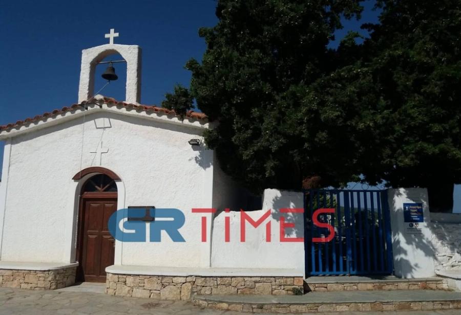 Καρολάιν: Σήμερα θα γινόταν 21 ετών – Αφήνουν κεριά στο μνήμα της στην Αλόννησο