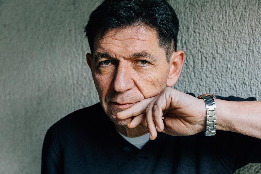 Γεράσιμος Σκιαδαρέσης: Οι ανύπαρκτες σχέσεις με τον πατέρα του, η μάχη με την κατάθλιψη, οι οικονομικές δυσκολίες και το σκάνδαλο