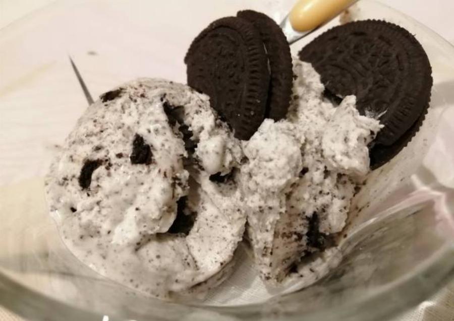 Ό,τι πρέπει για τον καύσωνα: Λαχταριστό σπιτικό παγωτό με ζαχαρούχο γάλα και μπισκότα – Έτοιμο σε χρόνο dt