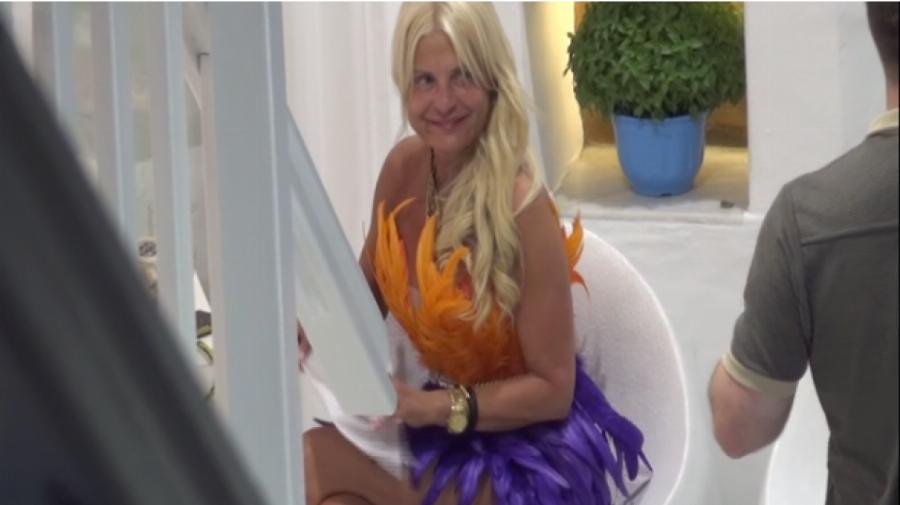 Βάζει «φωτιά» στη Μύκονο: Η Μαρίνα Πατούλη «αναστατώνει» τα σοκάκια του νησιού με τα εντυπωσιακά συνολάκια της