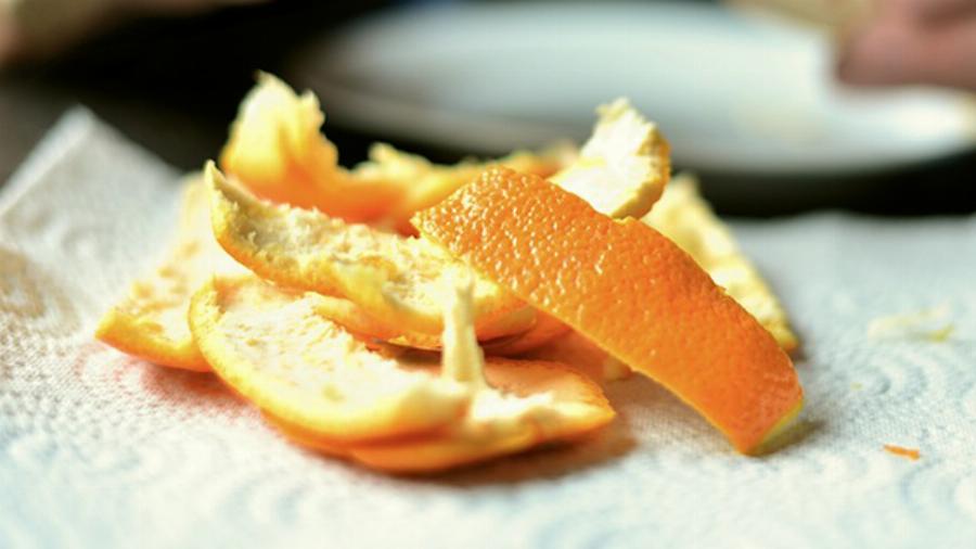 Τέλος στις άσχημες μυρωδιές στον φούρνο: Αυτό είναι το φρούτο που θα τις εξαφανίσει σε χρόνο μηδέν