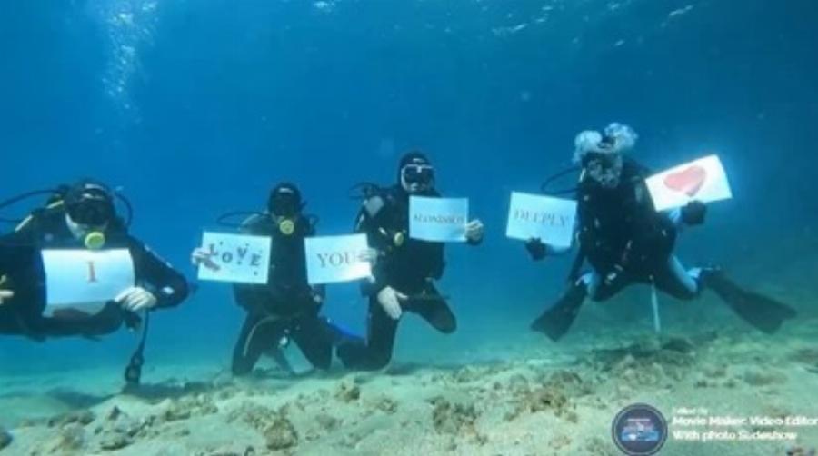 Ζευγάρι παντρέυτηκε στον βυθό της θάλασσας της Αλοννήσου: Ο 1ος υποβρύχιος γάμος στην Ελλάδα με.. τις μπουκάλες στην πλάτη