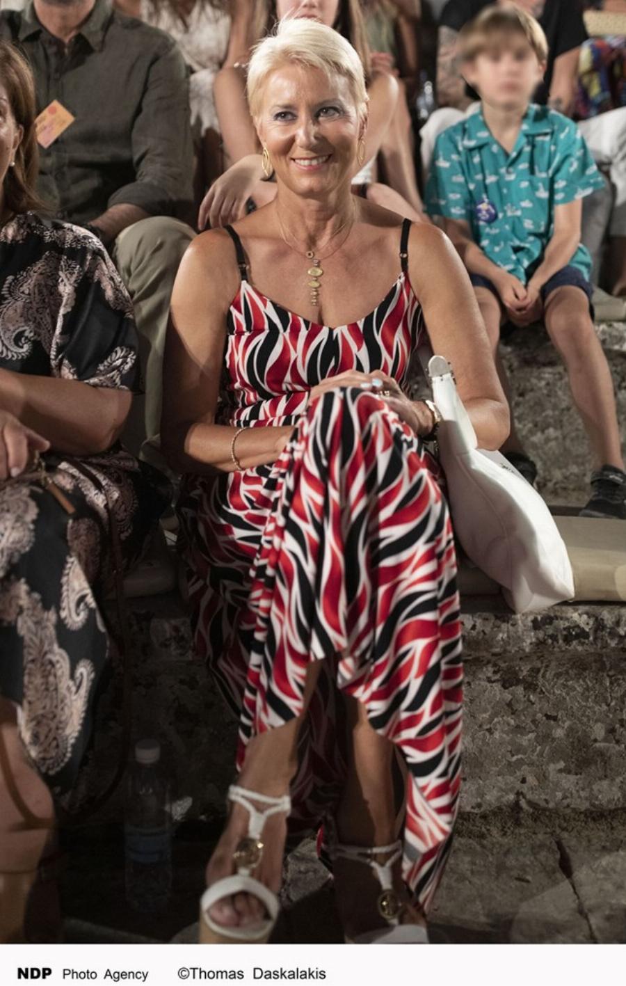 Κομψή και σικ: Η Νατάσα Παζαΐτη εντυπωσίασε με την κομψότητα σε εμφάνιση της στην Επίδαυρο