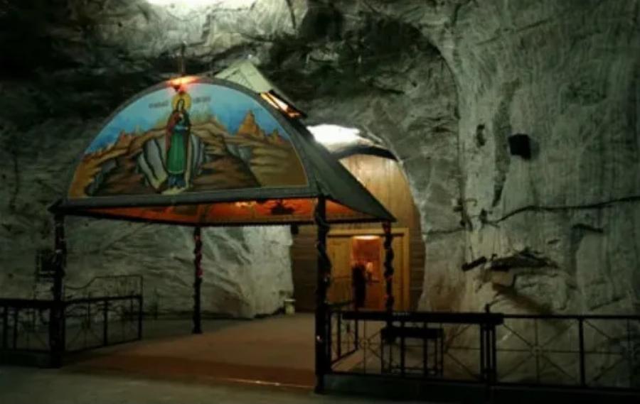 “Χτίστηκε 240 μέτρα κάτω από τη γη από ανθρακωρύχους και είναι φτιαγμένος από αλάτι” – O εντυπωσιακός υπόγειος ναός της Αγίας Βαρβάρας