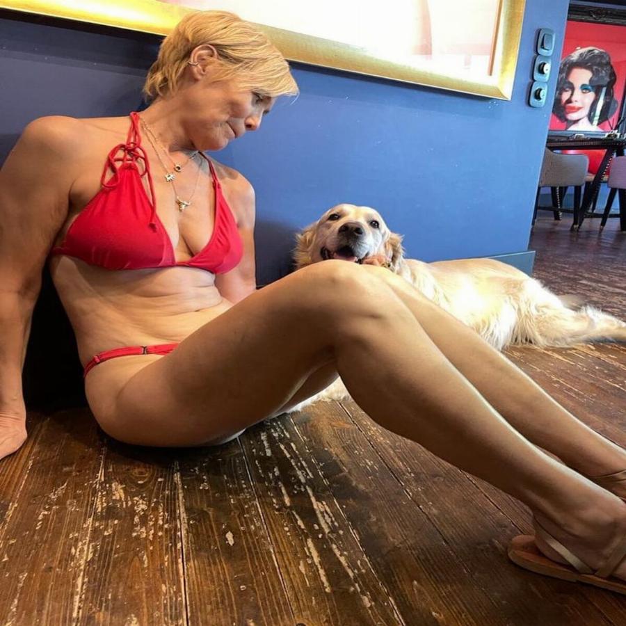 Με κοιλιακούς φέτες και κορμί λαμπάδα: Η Κωνσταντίνα Μιχαήλ στα 54 πόζαρε με μαγιό και άφησε τους πάντες με το στόμα ανοιχτό