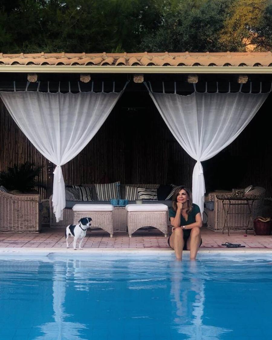 Ένας εξωτικός παράδεισος για την Μιμή Ντενίση: Το απίθανο σαλόνι εξωτερικού χώρου στην πισίνα της με τις κουρτίνες που θα σας ξετρελάνουν