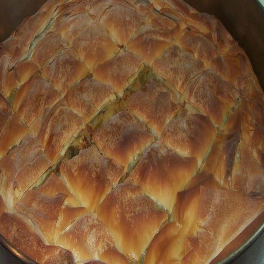 Σκέτη μούρλια: Η συνταγή από το χωριό για μια νηστίσιμη πατατόπιτα με χωριάτικο φύλλο