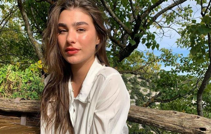 Οι παπαράτσι την έπιασαν στο φακό τους: Διέρρευσαν φωτογραφίες της Χρύσας Μιχαλοπούλου, στον 8ο μήνα εγκυμοσύνης με φουσκωμένη κοιλίτσα