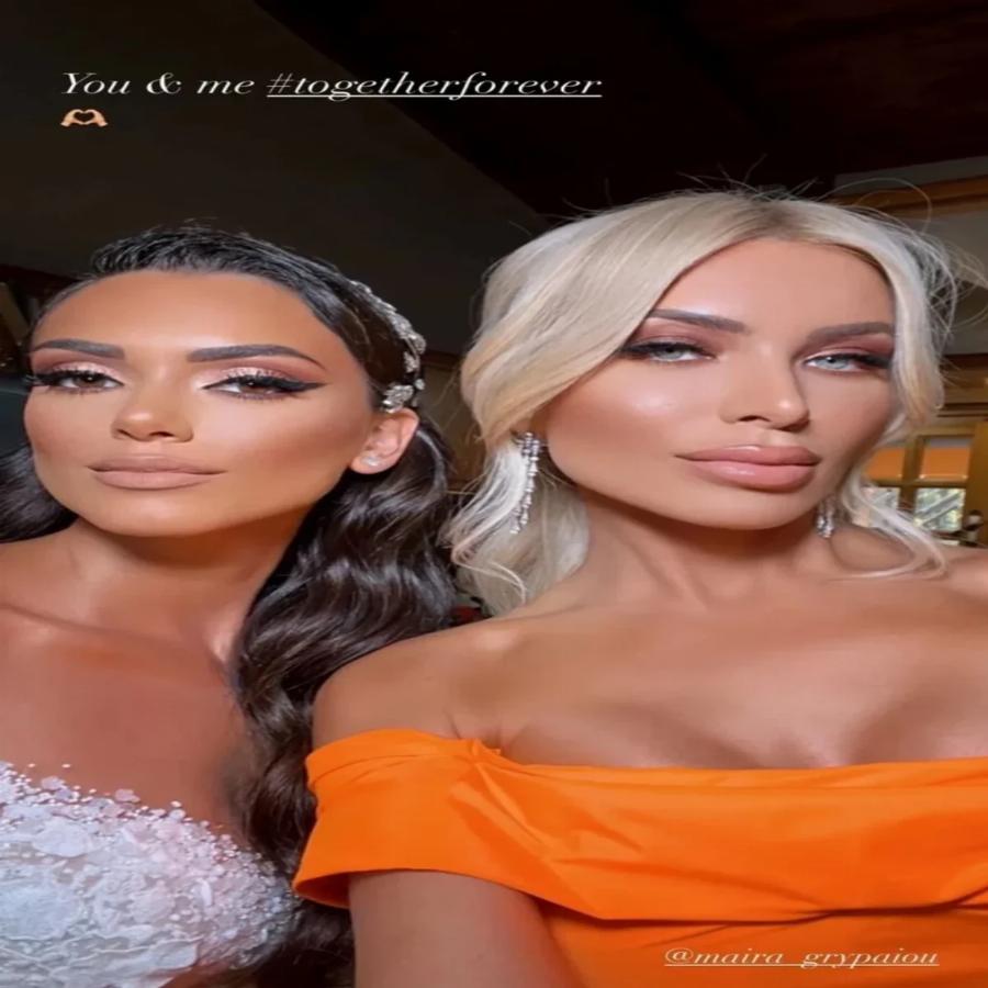 Εντυπωσιακή κουμπάρα η Κατερίνα Καινούργιου: Το ονειρικό φόρεμα, η πανέμορφη νύφη και η σέλφι με τους φίλους του γαμπρού