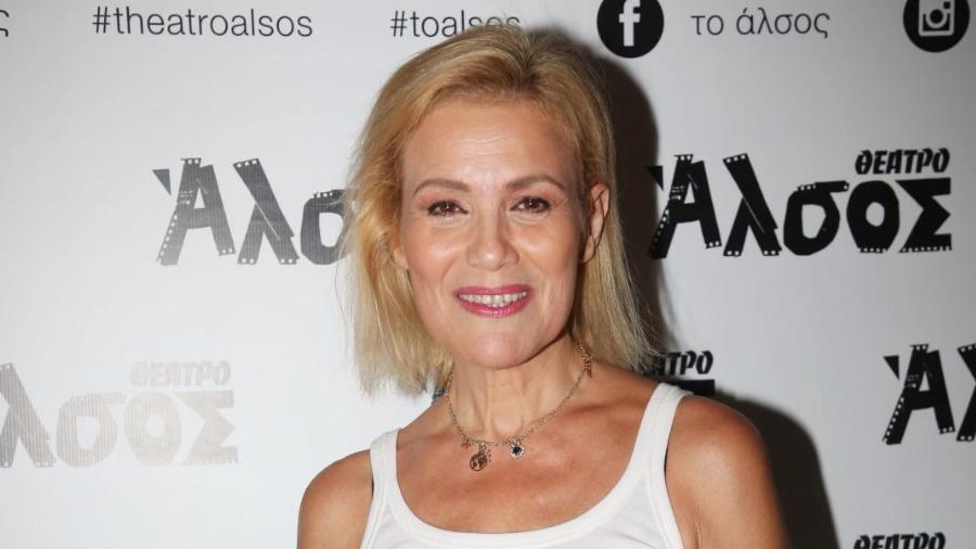 Με κοιλιακούς φέτες και κορμί λαμπάδα: Η Κωνσταντίνα Μιχαήλ στα 54 πόζαρε με μαγιό και άφησε τους πάντες με το στόμα ανοιχτό