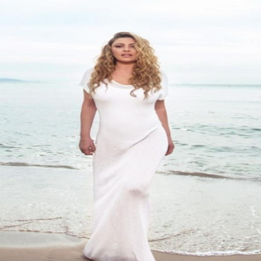 Έριξε το Instagram σαν μία άλλη Αφροδίτη που αναδύεται από τη θάλασσα: Η Έλενα Παπαρίζου με λευκό κολλητό φόρεμα πιο αδυνατισμένη από ποτέ