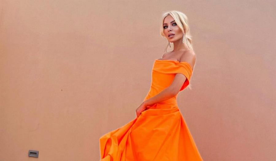 Εντυπωσιακή κουμπάρα η Κατερίνα Καινούργιου: Το ονειρικό φόρεμα, η πανέμορφη νύφη και η σέλφι με τους φίλους του γαμπρού