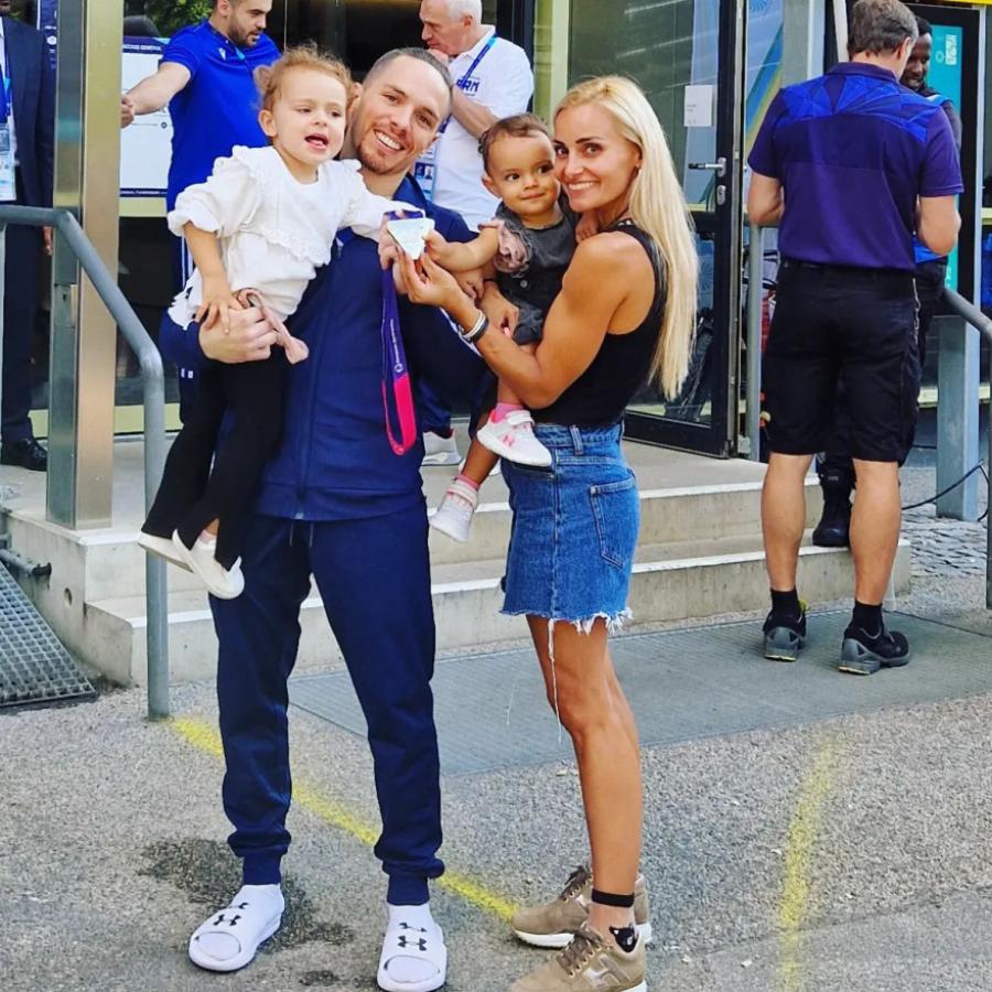 Έγραψε ιστορία και πάλι: Η τρυφερή φωτογραφία του Λευτέρη Πετρούνια με τη σύζυγο και τις κόρες του μετά το 6ο χρυσό