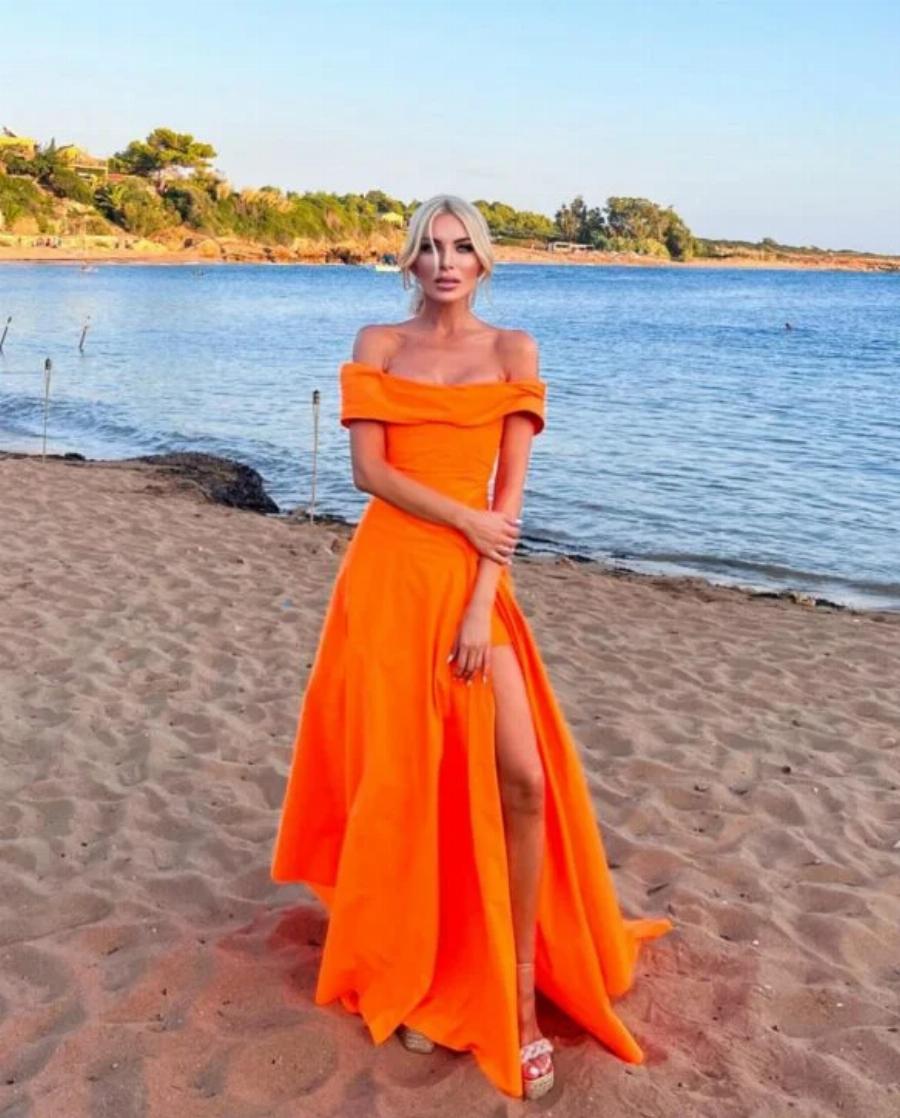 Όλα τα βλέμματα πάνω της στον γάμο: Η εμφάνιση της κουμπάρας Κατερίνας Καινούργιου που τους έκανε όλους να μιλάνε για αυτήν